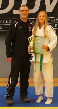 Trainer Bernd Keßler und Siegerin Sophia Schmelzer