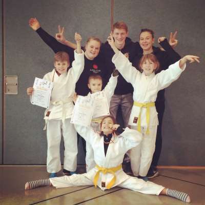 (von links nach rechts) in Judoanzügen: Tobias Mück, Phil Rohde, Leany Rohde, Manju Oberle;  in Vereinsanzügen: Alison Bauer, Björn Gronewold, Giulia Wrba