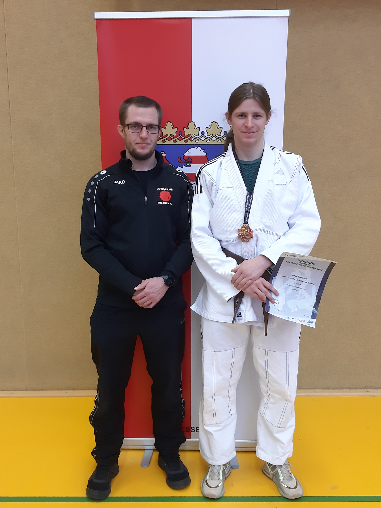 Mitja Manschitz mit Trainer Georg Keßler vom JC Erbach