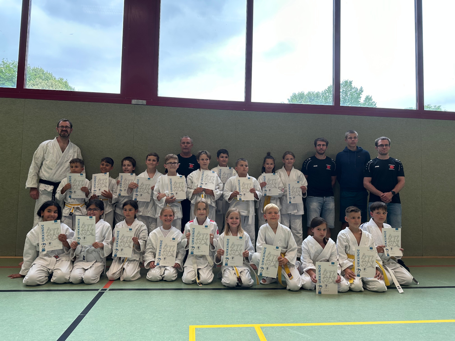 Das stolze Trainerteam mit den zufriedenen Prüflingen