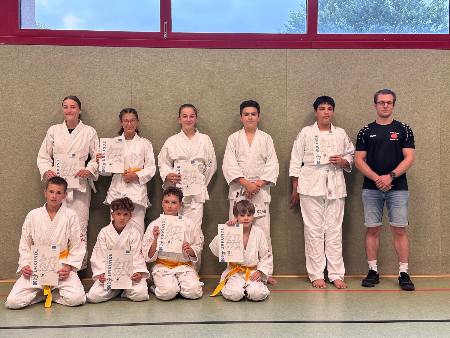 Das stolze Trainerteam mit den zufriedenen Prüflingen