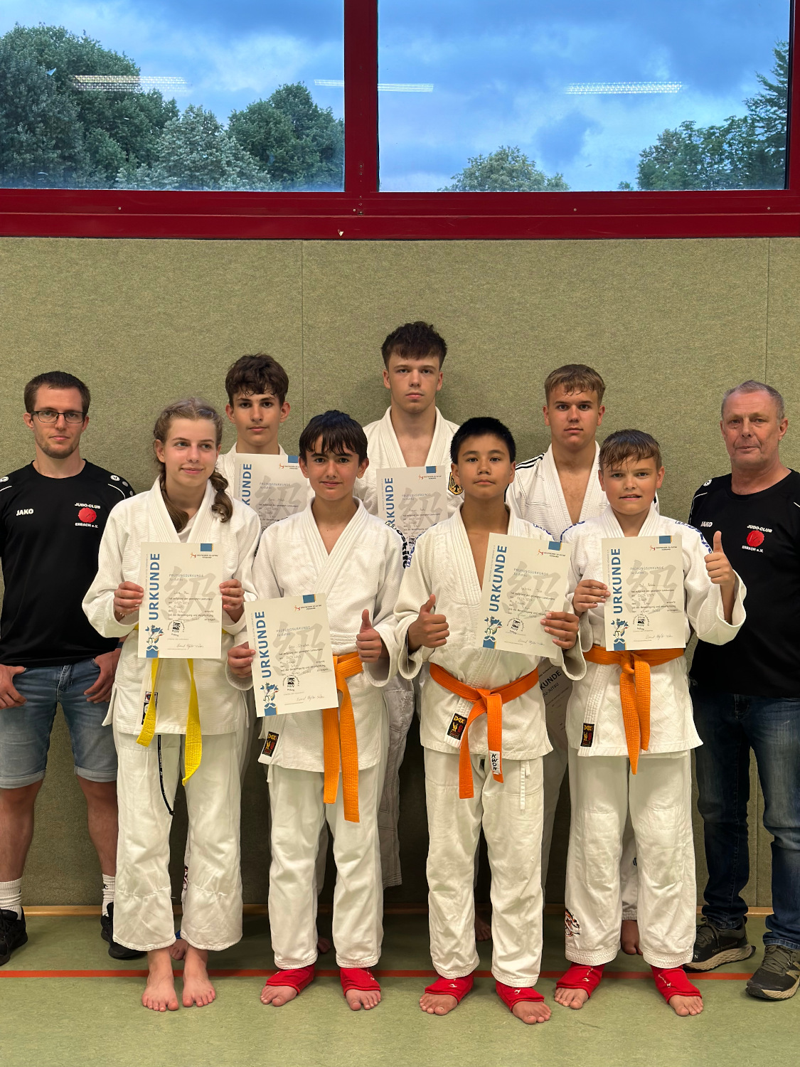 Das stolze Trainerteam mit den zufriedenen Prüflingen