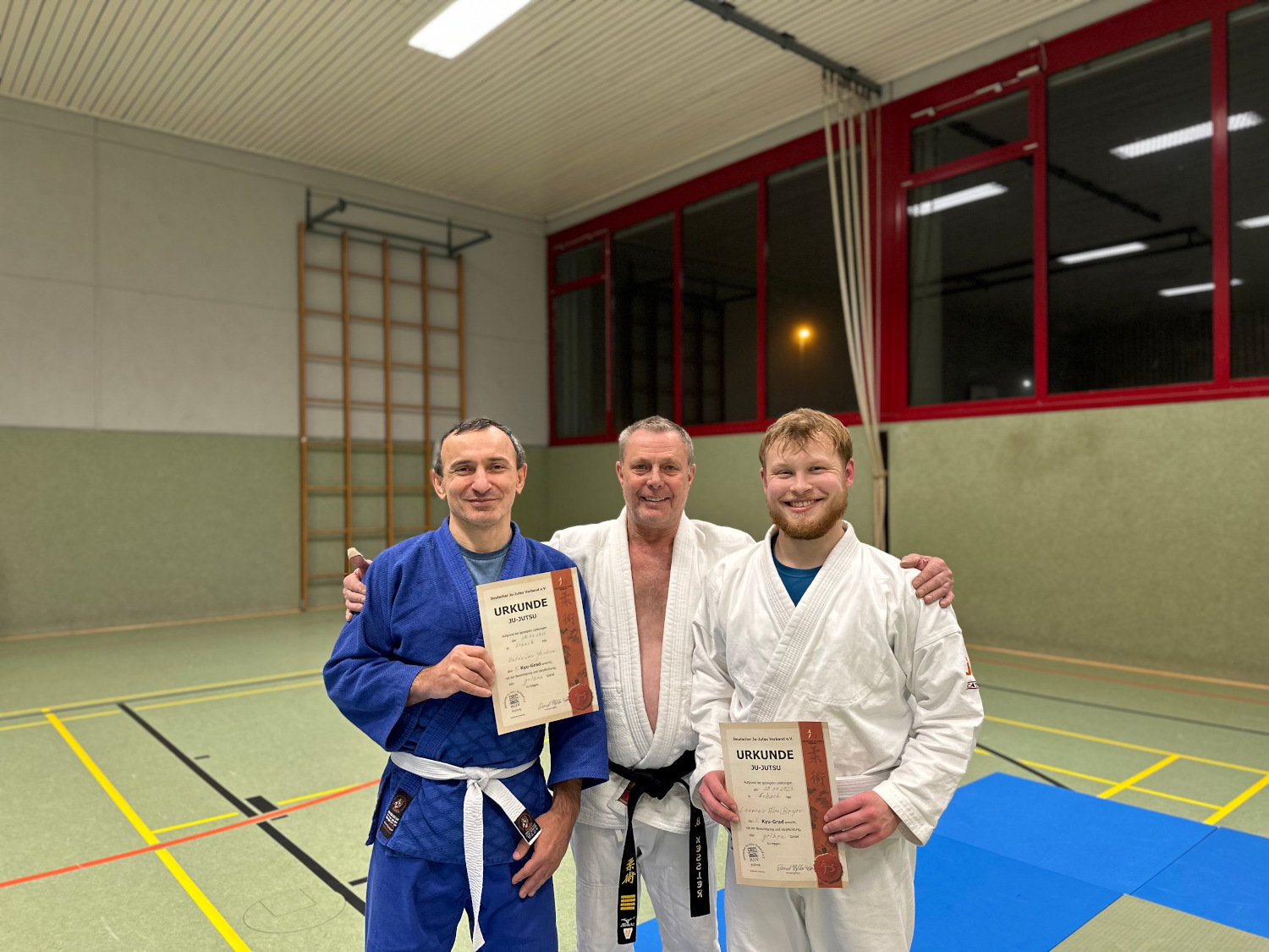 Trainer Bernd mit den beiden Prüflingen