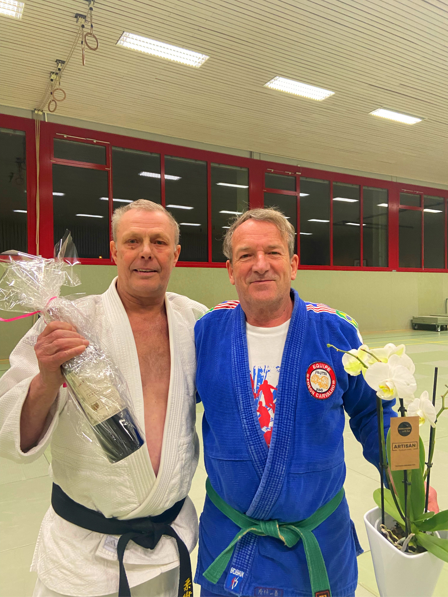Bernd überreicht Joe ein Präsent zum 70. Geburtstag